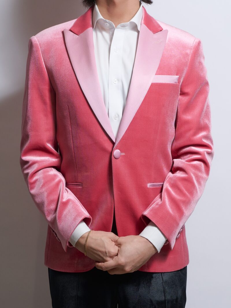 ピンクベロアタキシードシングルジャケットを着る男性
