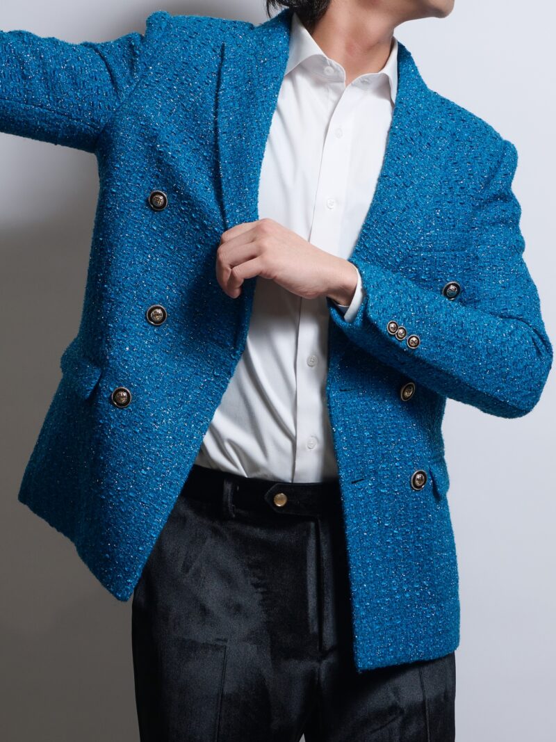 ブルーラメツイードジャケットを着る男性