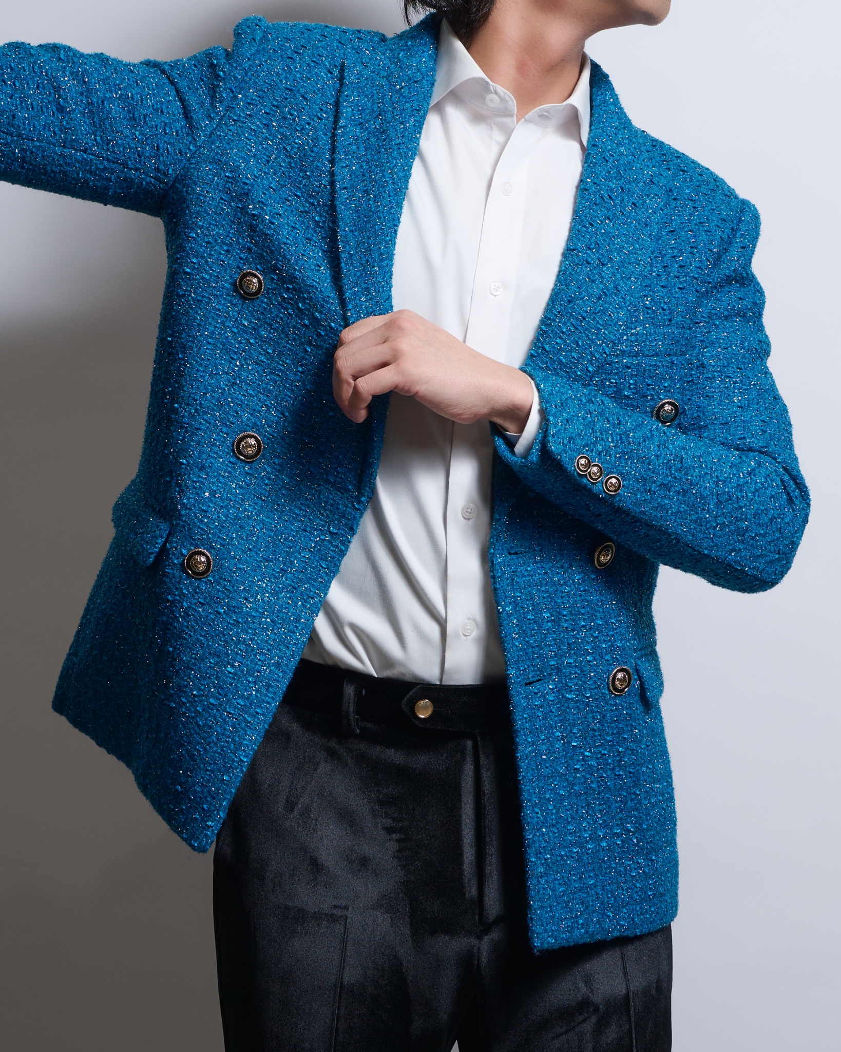 ブルーラメツイードジャケットを着る男性