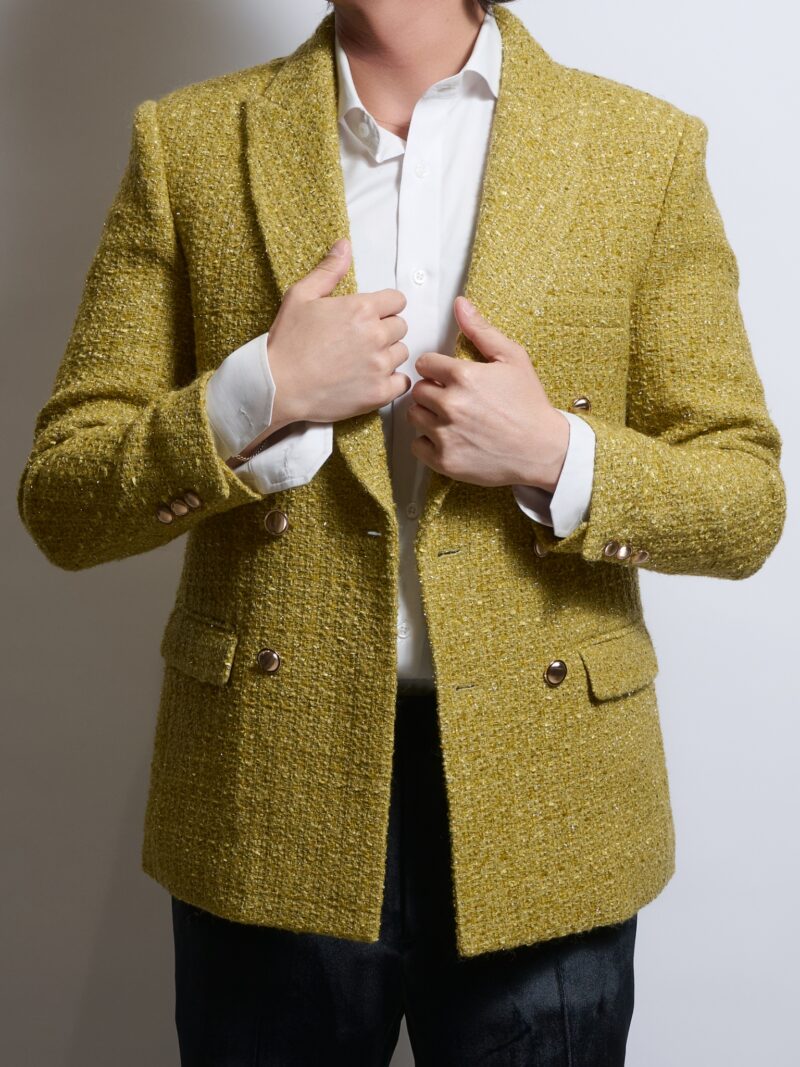 マスタードイエローツイードダブルジャケットを着る男性