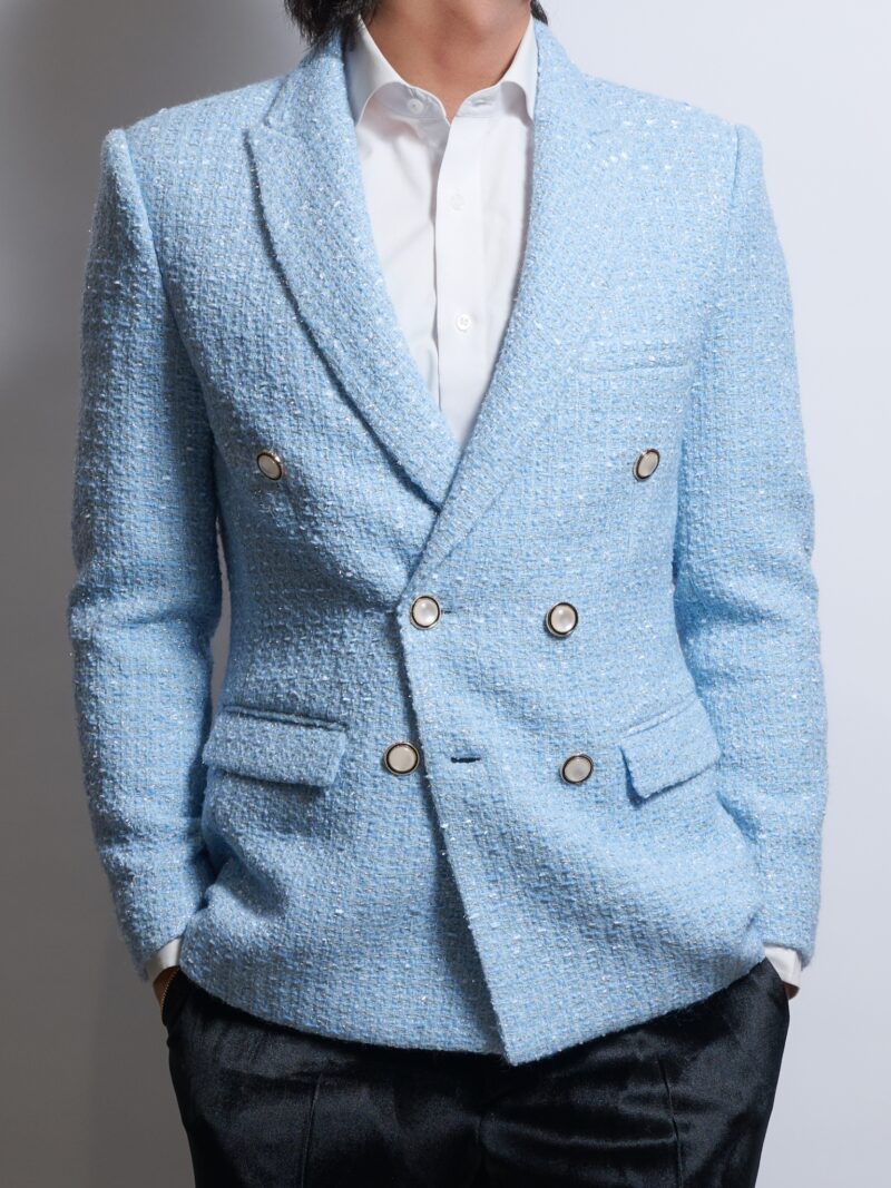 サックスブルーラメツイードダブルジャケットを着る男性