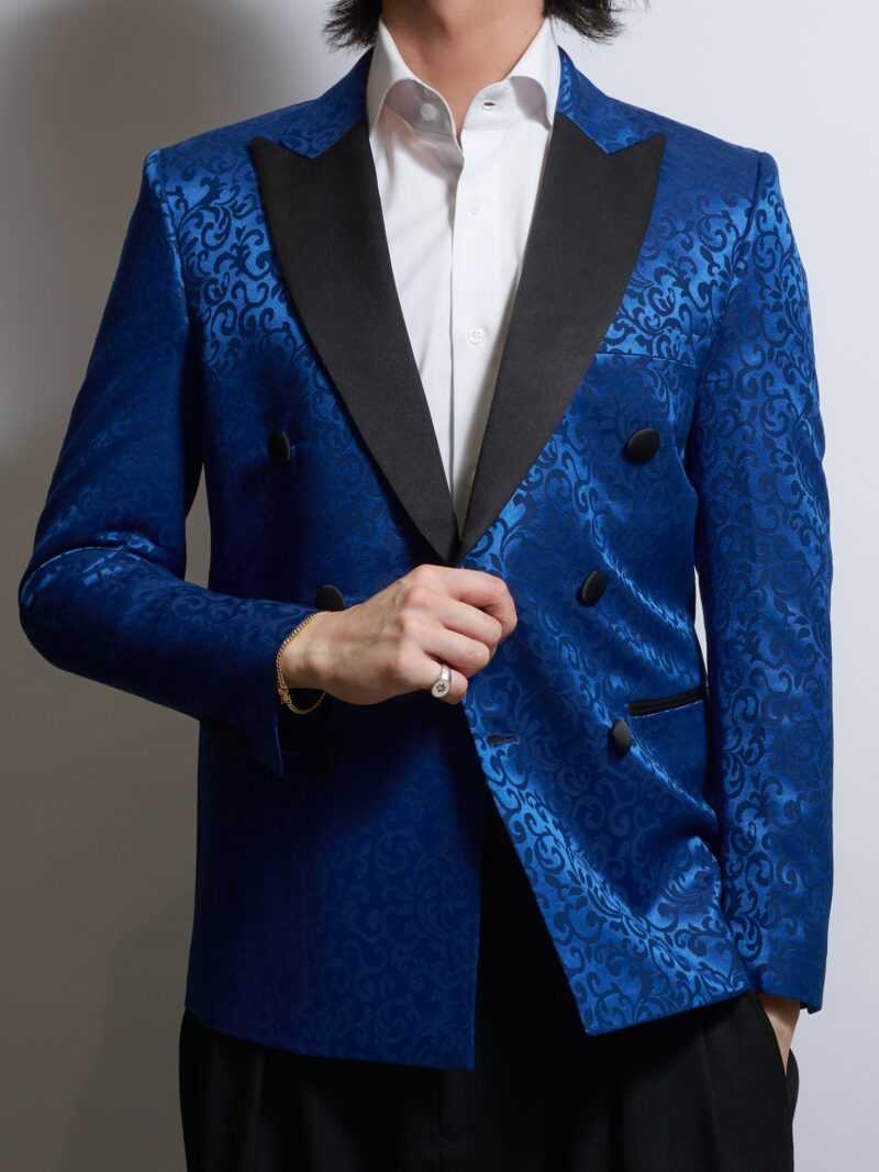 ロイヤルブルージャガードタキシードダブルジャケットを着る男性