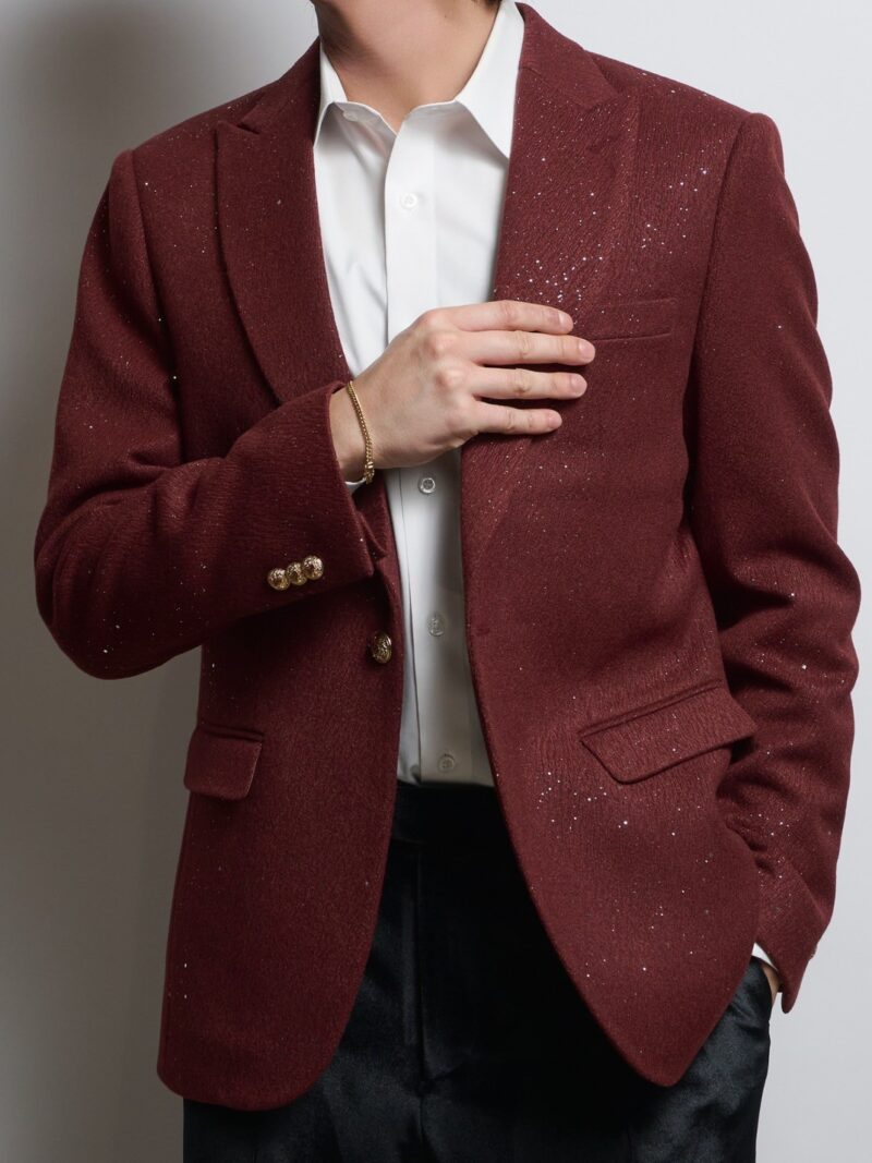 バーガンディラメシングルジャケットを着る男性