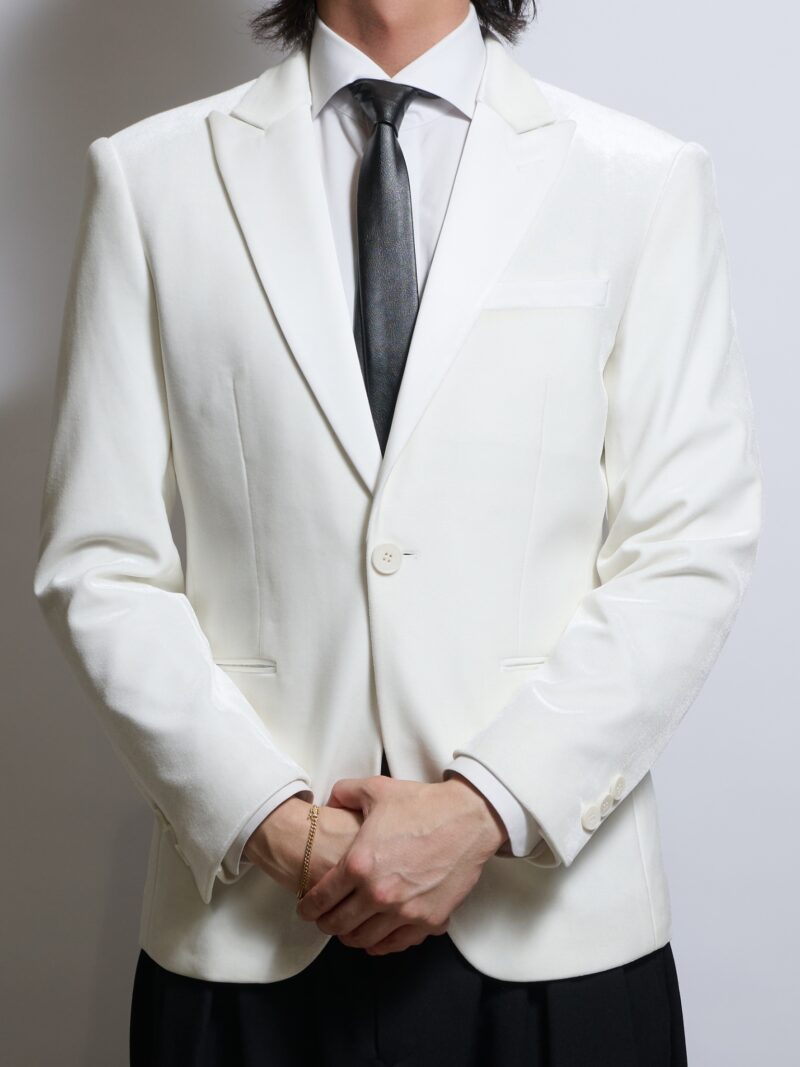 ホワイトベロアシングルジャケットを着る男性