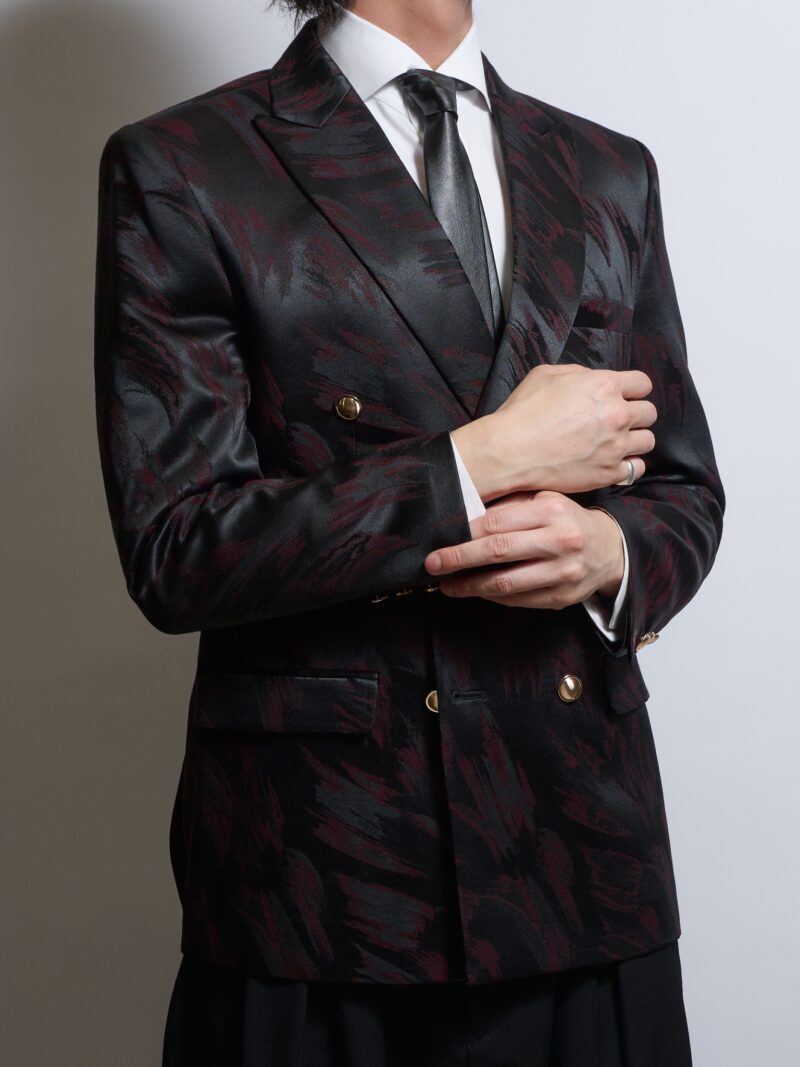 バーガンディジャガードダブルジャケットを着る男性