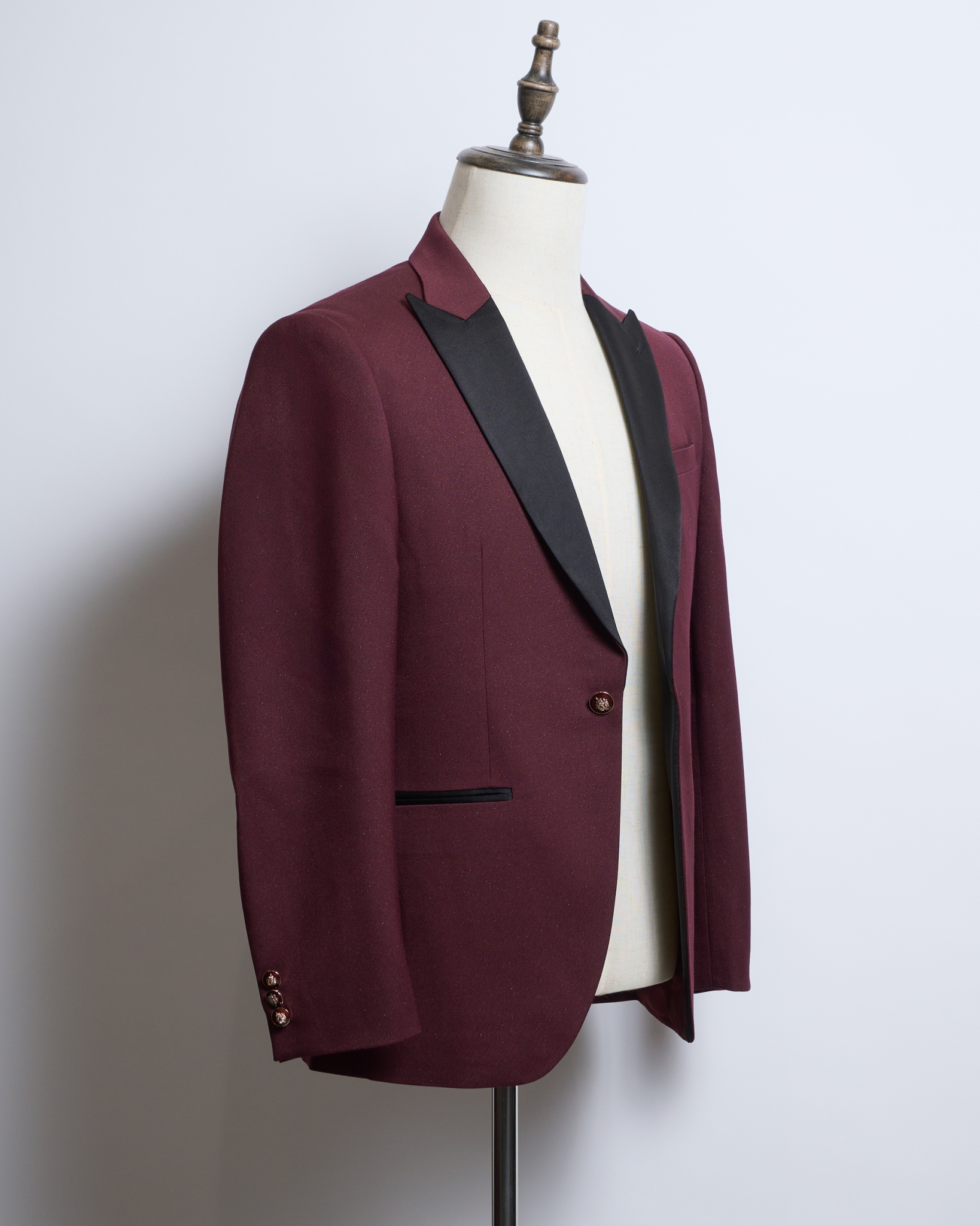 バーガンディーラメ入りシングルジャケット、襟ピークドラペル黒サテン