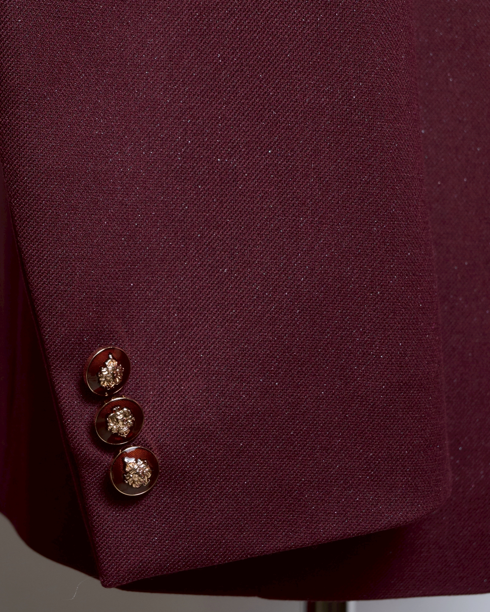 バーガンディーラメ入りシングルジャケット、襟ピークドラペル黒サテン