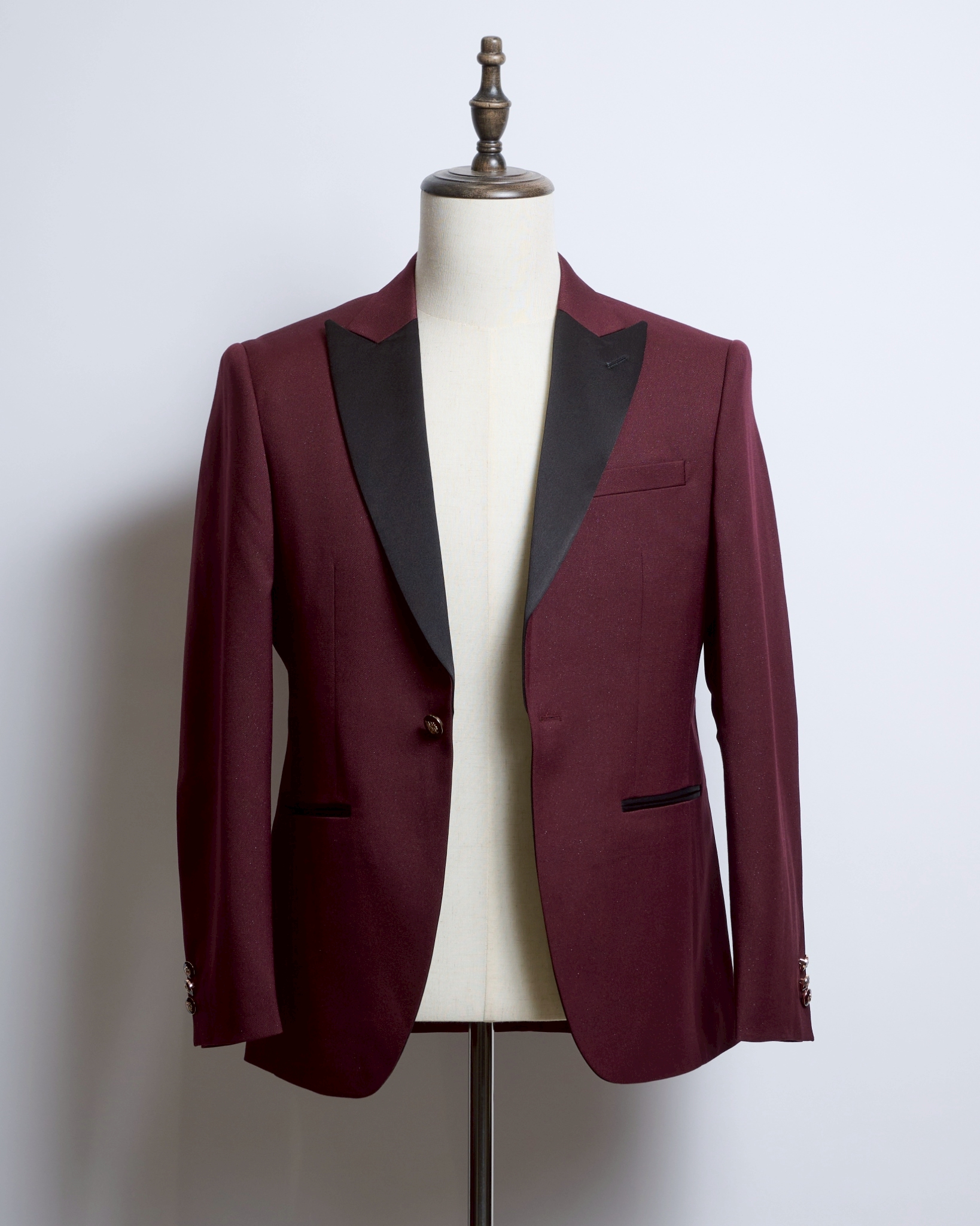 バーガンディーラメ入りシングルジャケット、襟ピークドラペル黒サテン