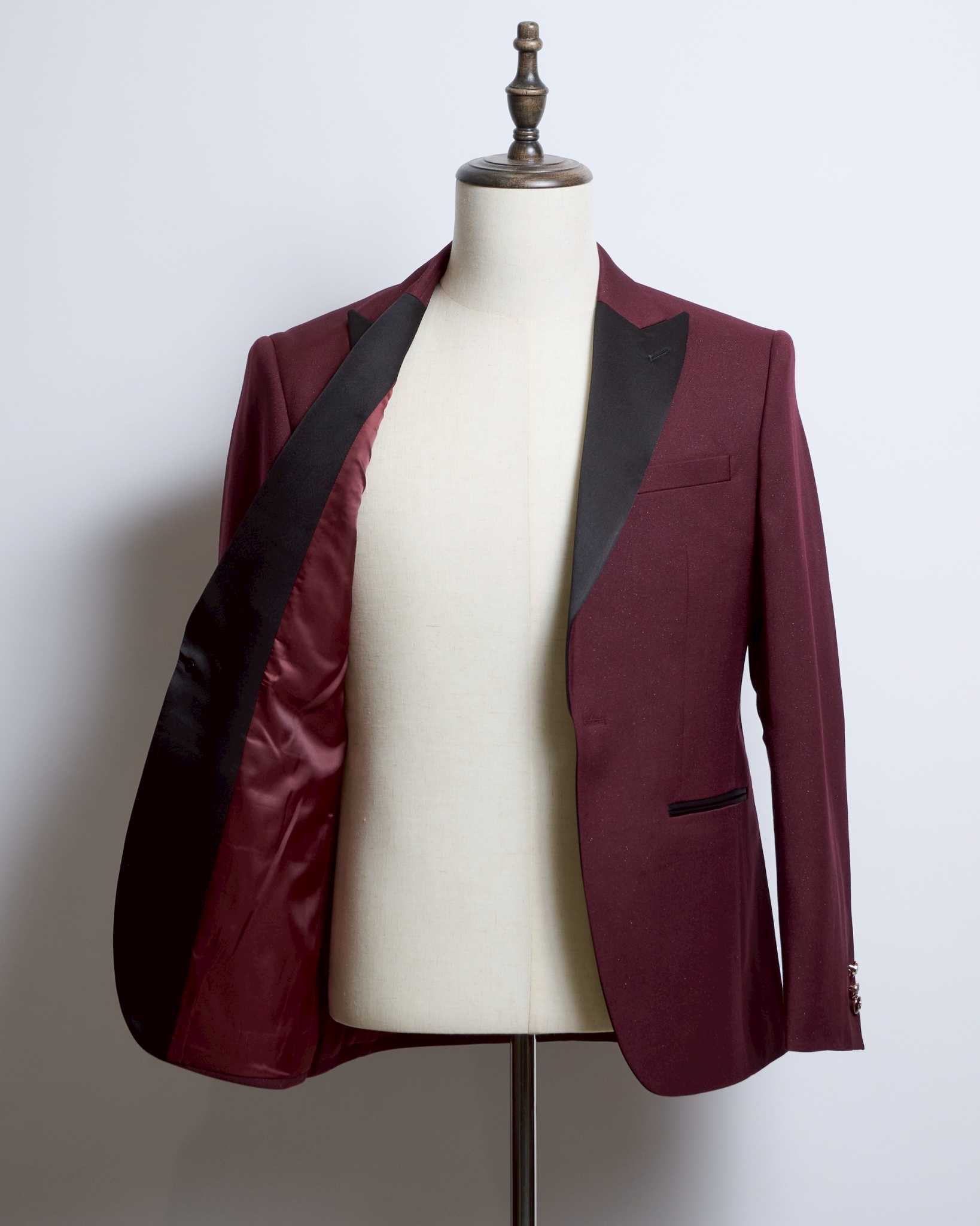 バーガンディーラメ入りシングルジャケット、襟ピークドラペル黒サテン