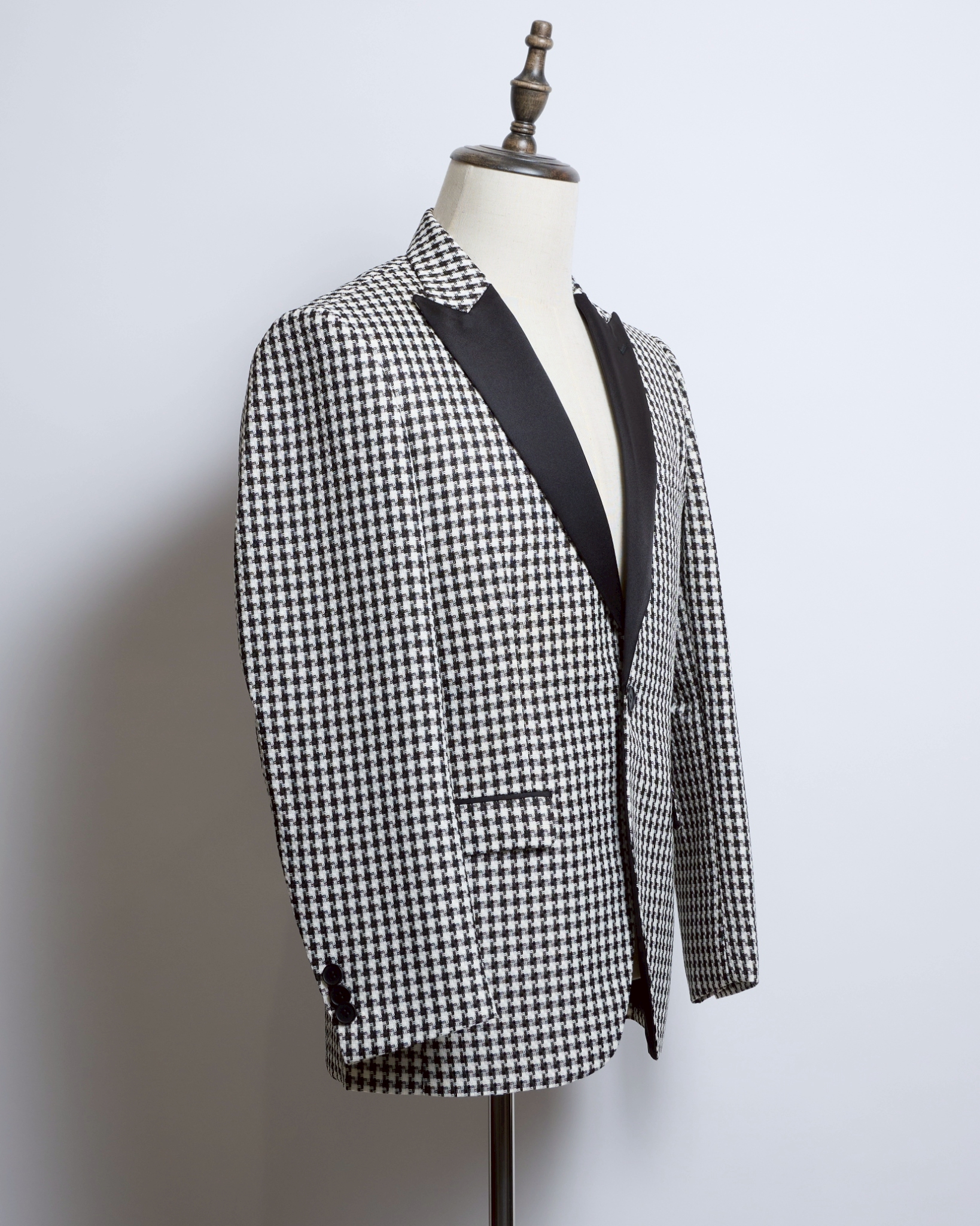 モノトーン千鳥格子シングルジャケット、襟サテンタキシード、1つボタン