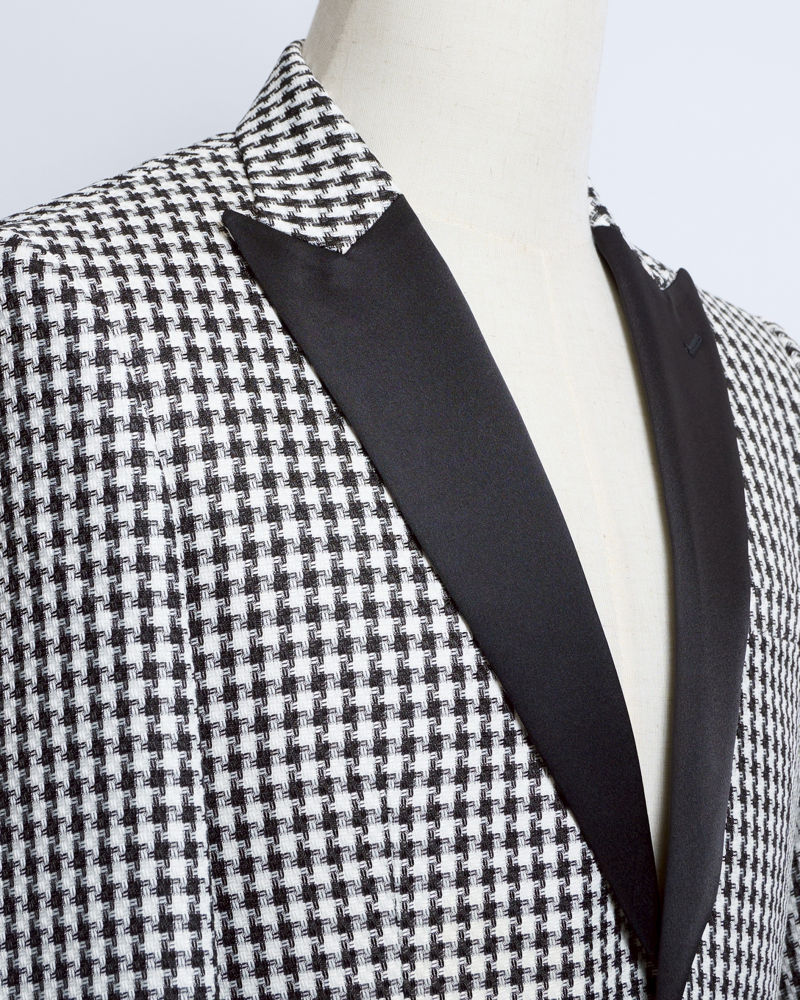 モノトーン千鳥格子シングルジャケット、襟サテンタキシード、1つボタン