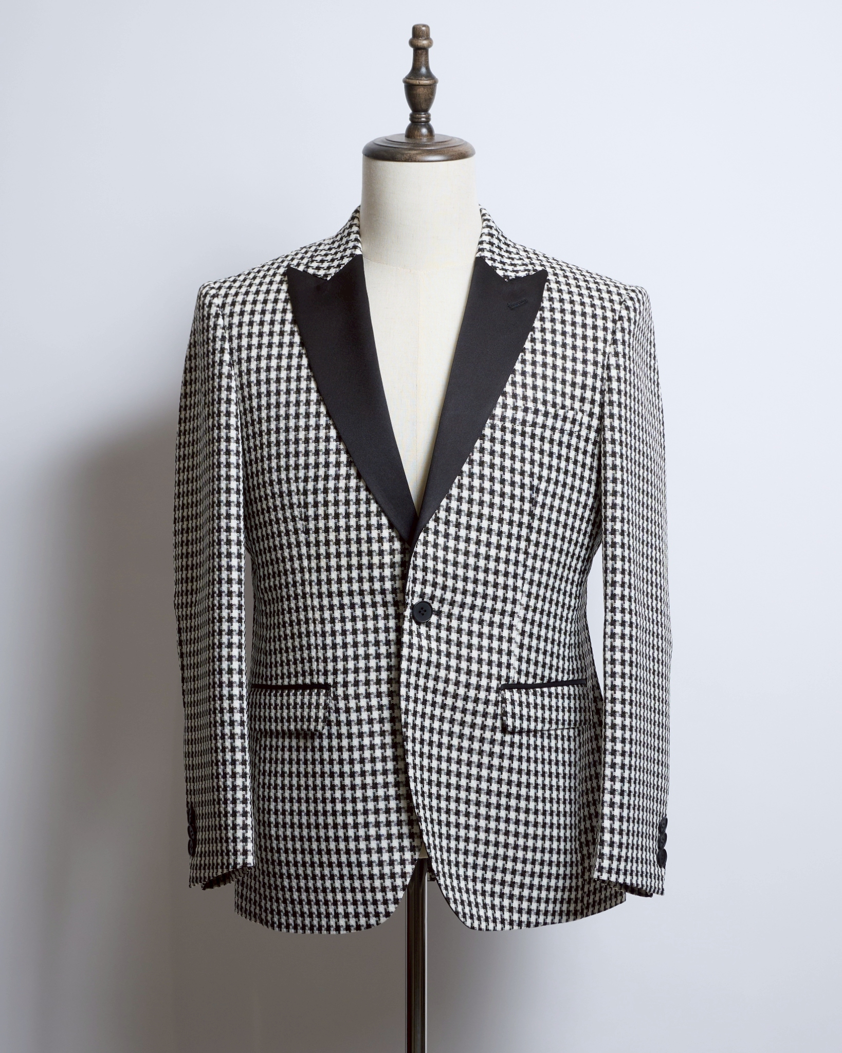 モノトーン千鳥格子シングルジャケット、襟サテンタキシード、1つボタン