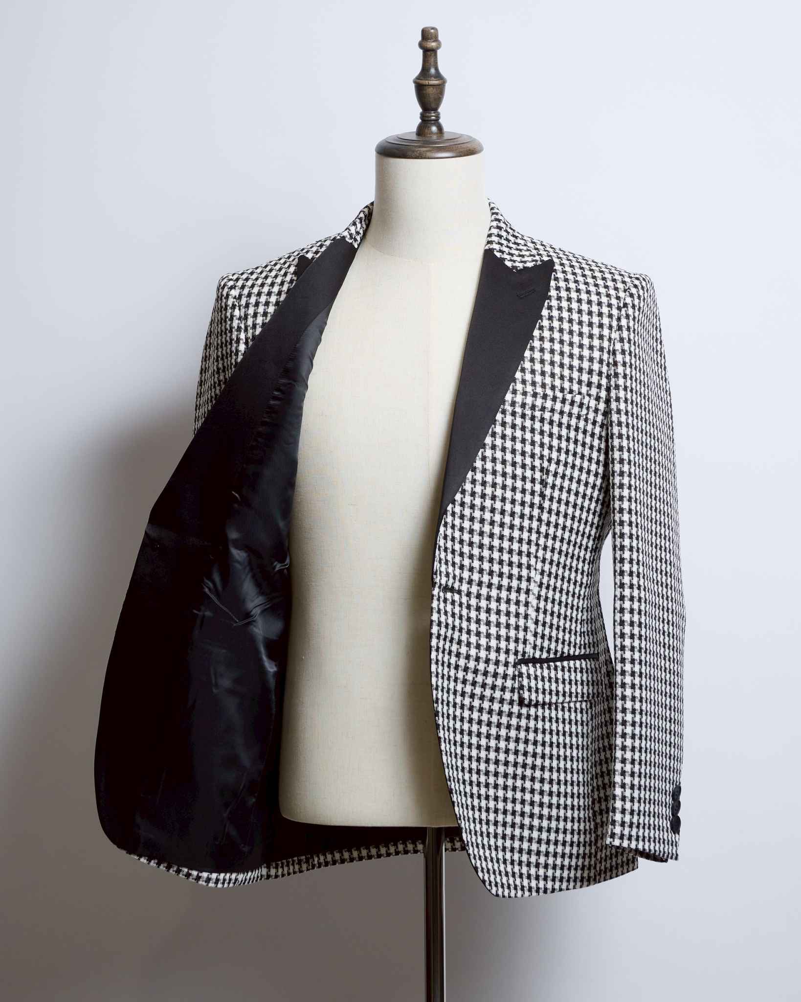 モノトーン千鳥格子シングルジャケット、襟サテンタキシード、1つボタン