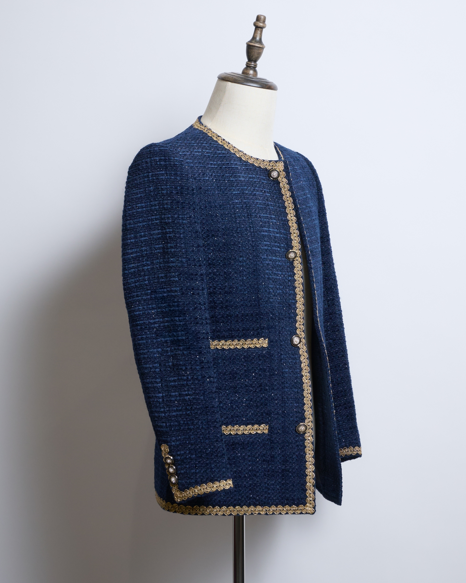 ブルーノーカラージャケット、ゴールドパイピング