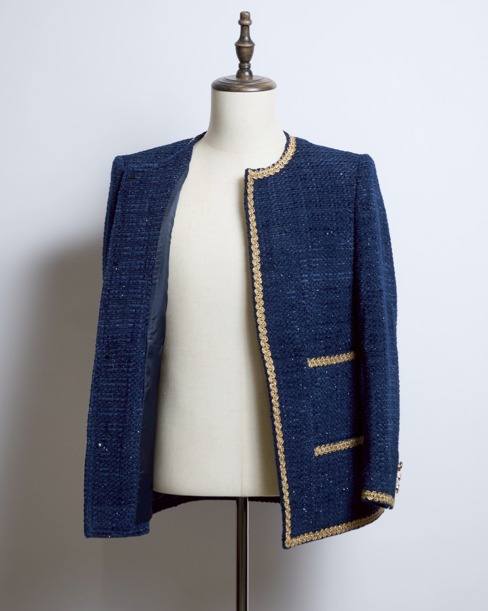 ブルーノーカラージャケット、ゴールドパイピング