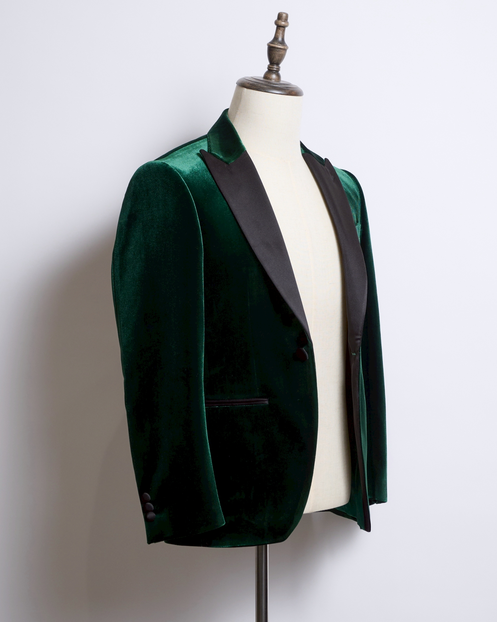グリーンベロアシングルジャケット、襟クロサテンピークドラペル