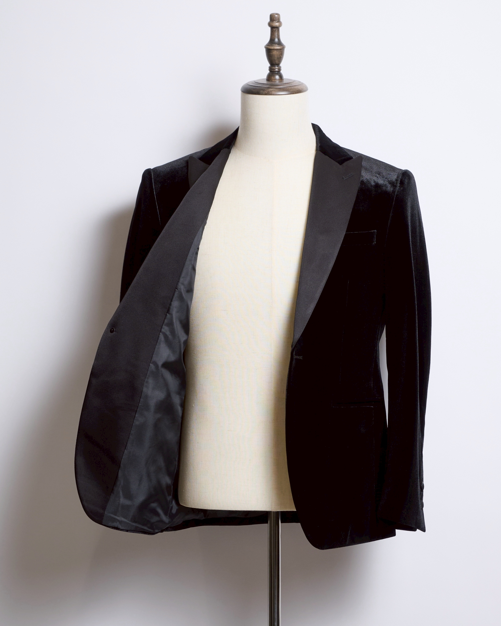 ブラックベロアシングルジャケット、襟クロサテンピークドラペル