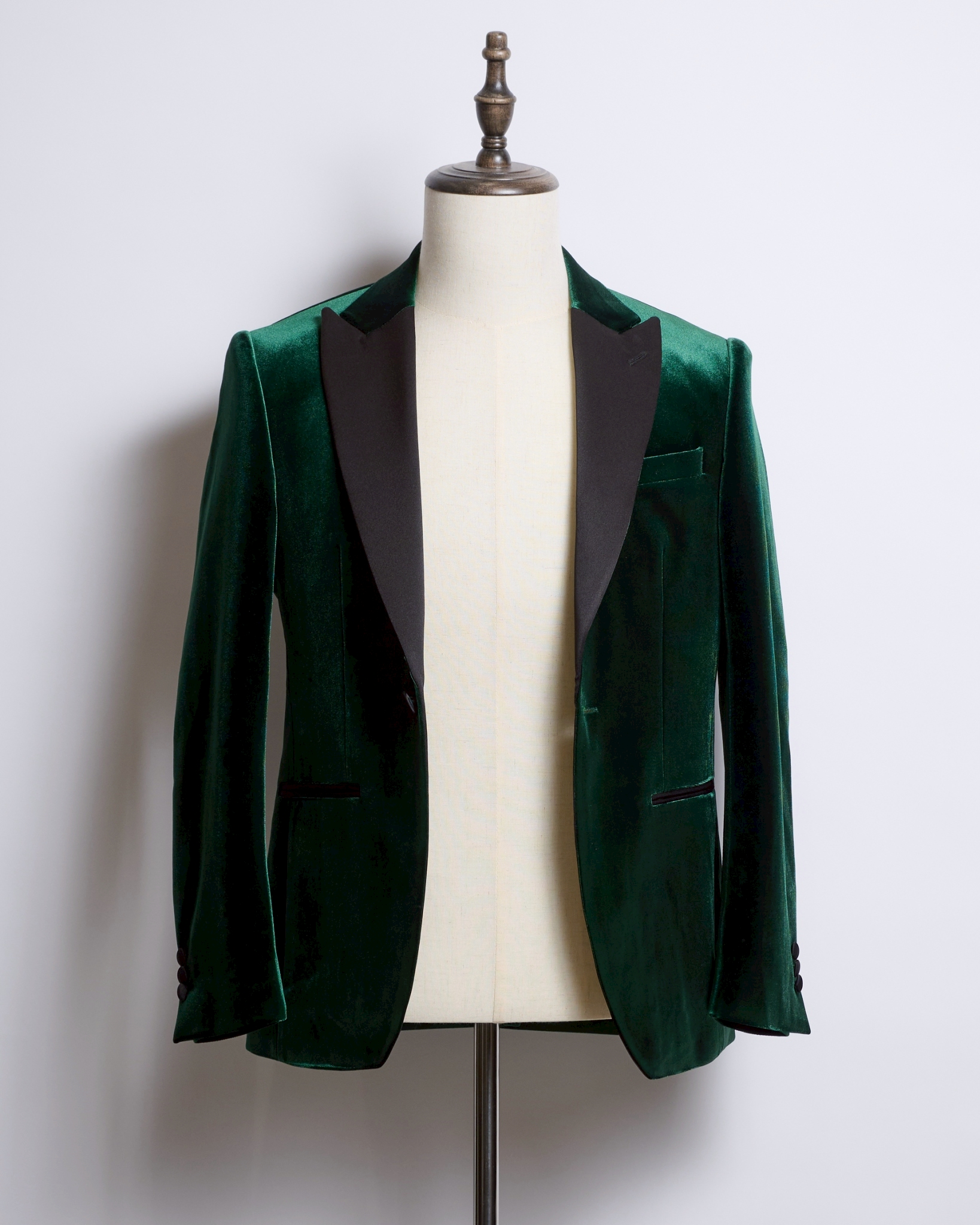 グリーンベロアシングルジャケット、襟クロサテンピークドラペル