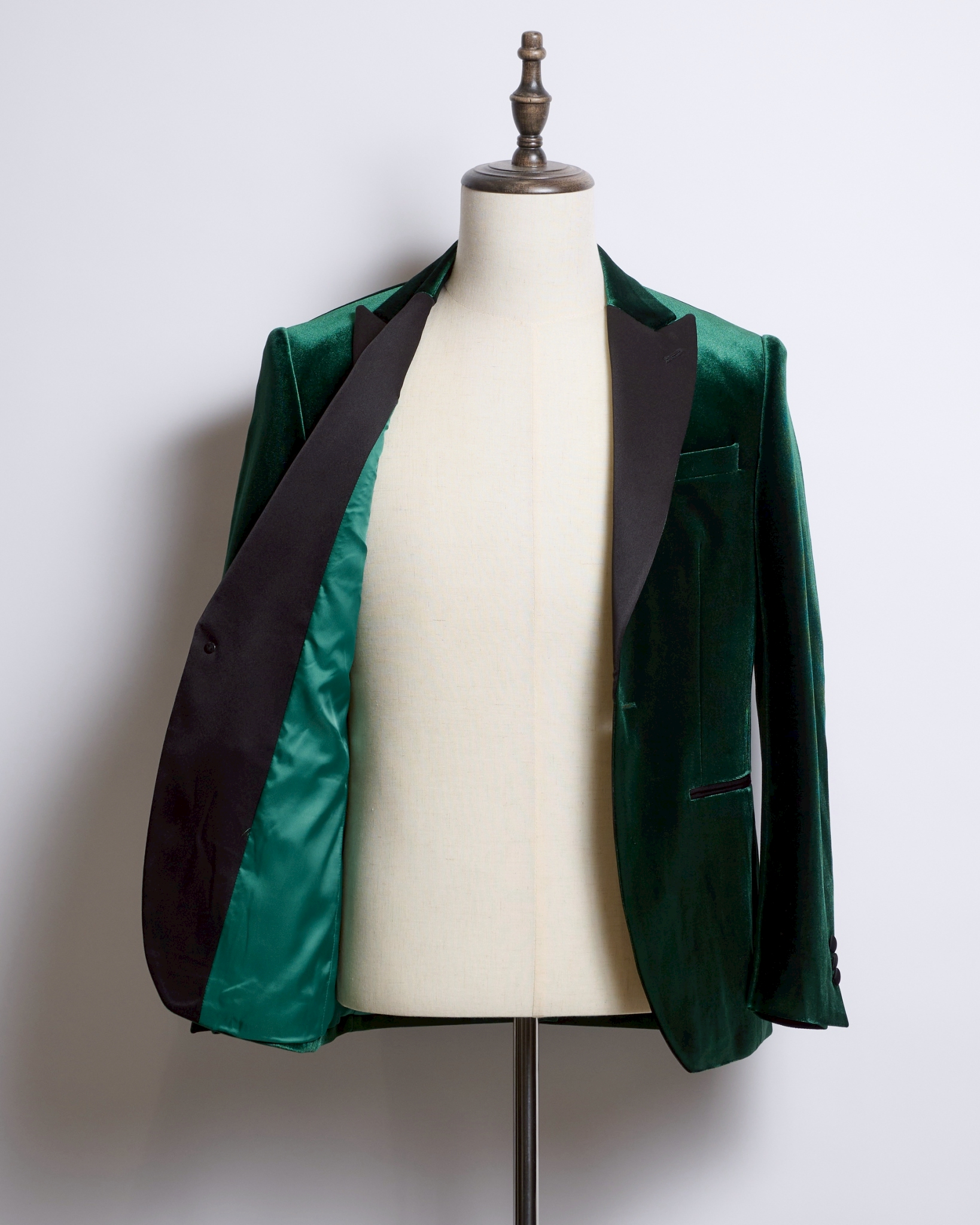 グリーンベロアシングルジャケット、襟クロサテンピークドラペル