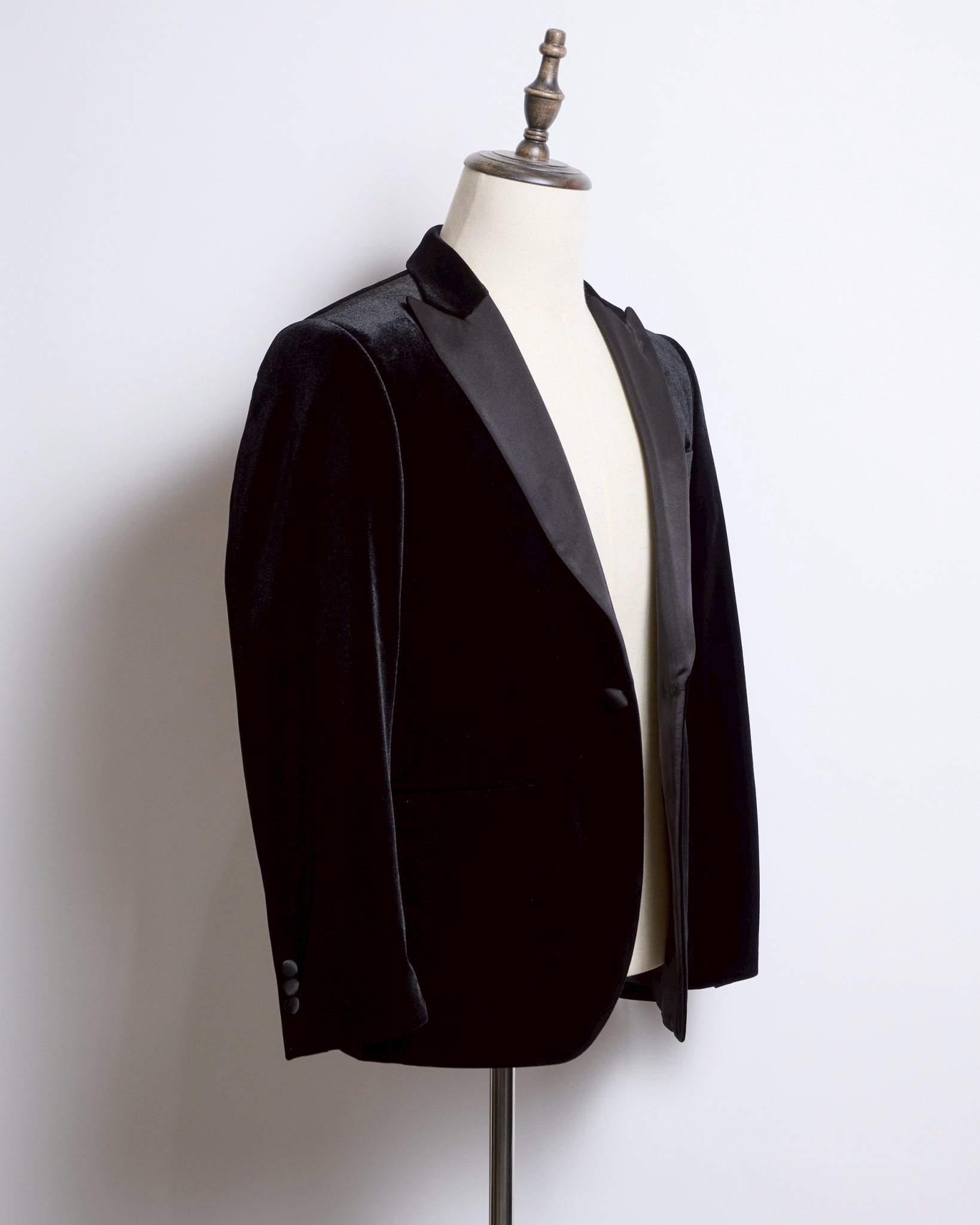 ブラックベロアシングルジャケット、襟クロサテンピークドラペル