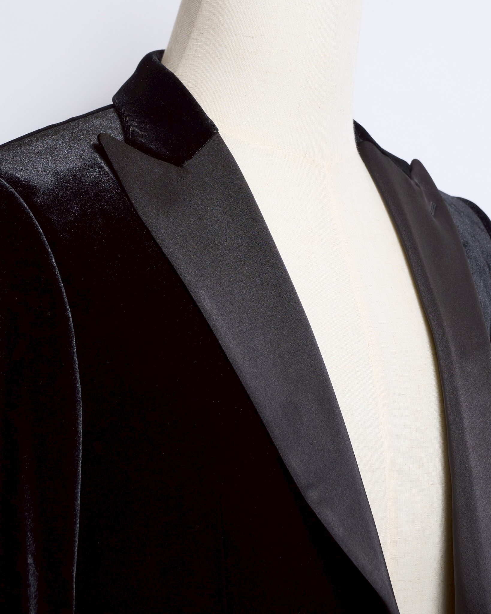 ブラックベロアシングルジャケット、襟クロサテンピークドラペル