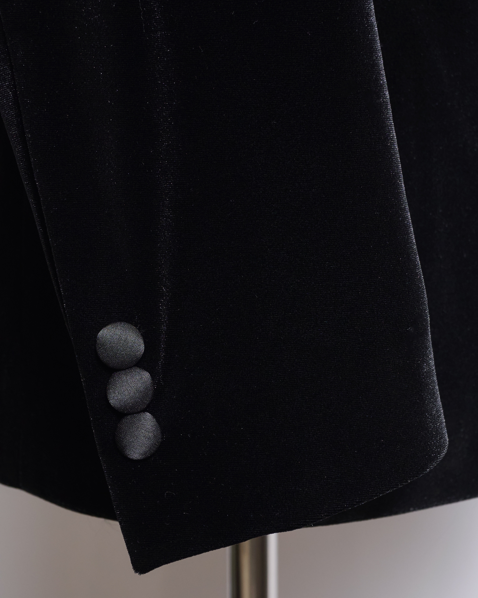 ブラックベロアシングルジャケット、襟クロサテンピークドラペル