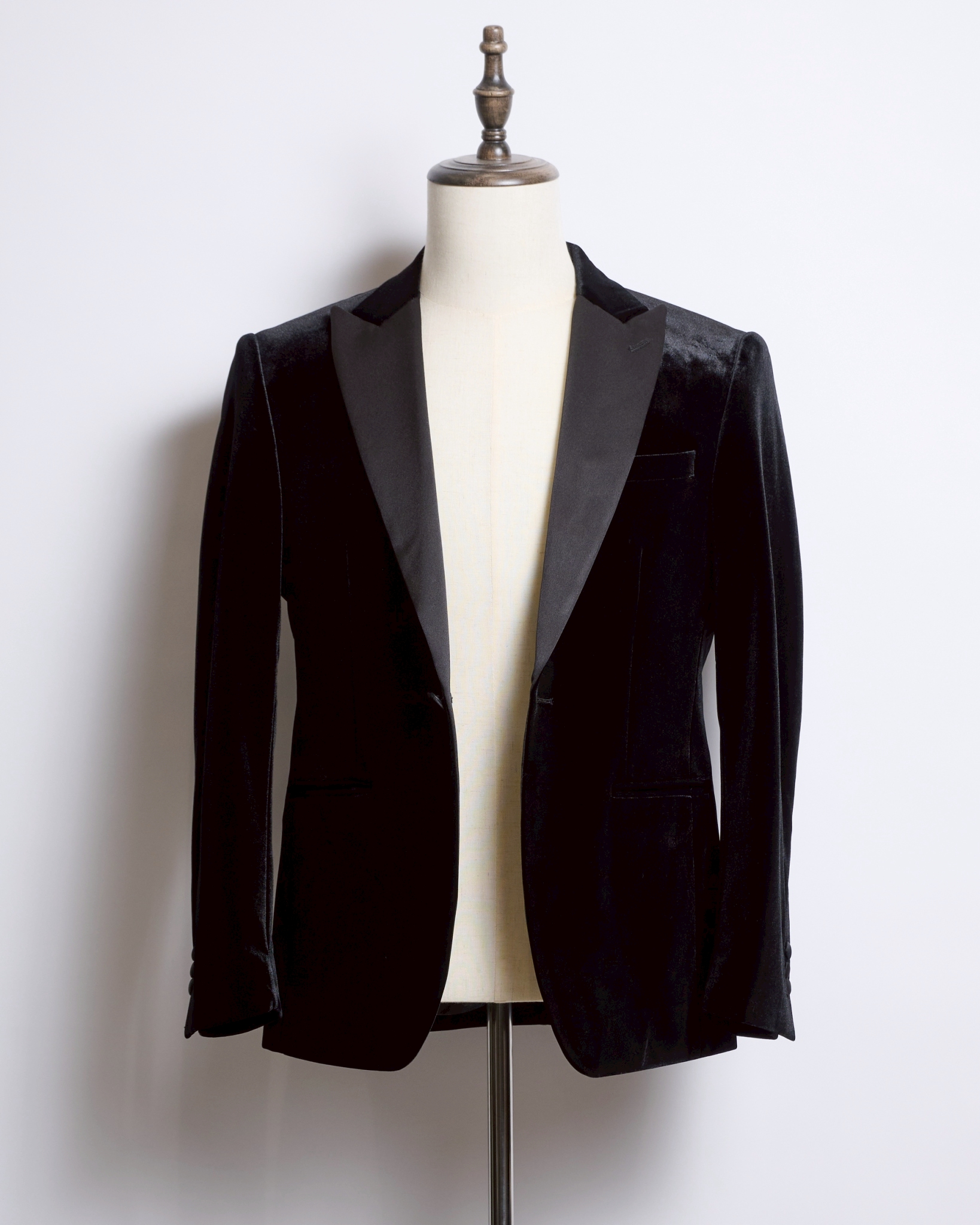 ブラックベロアシングルジャケット、襟クロサテンピークドラペル