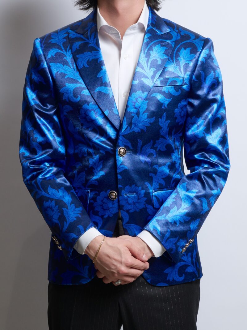 ブルーフラワージャガードシングルジャケットを着る男性