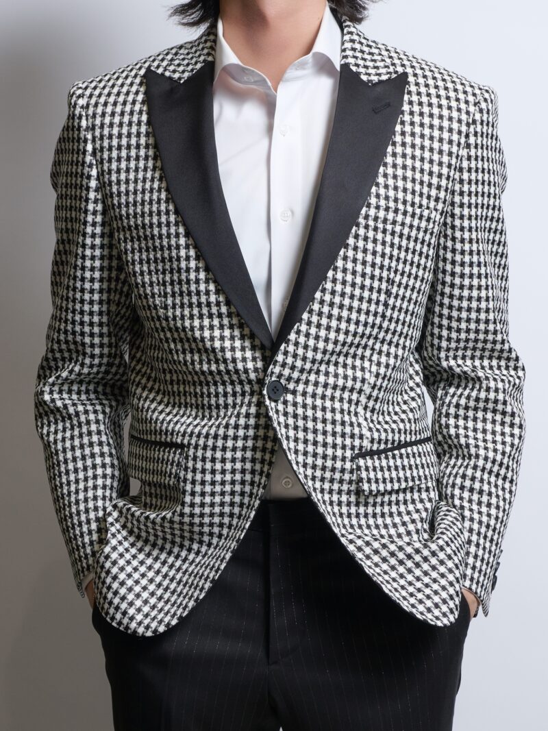 モノトーン千鳥格子シングルジャケット、襟サテンタキシード、１つボタンを着る男性