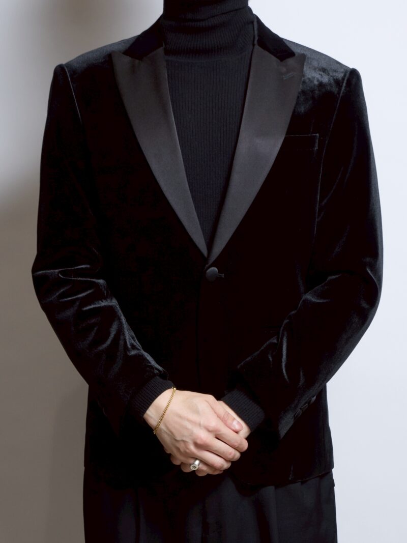 ブラックベロアシングルジャケット、襟クロサテンピークドラペル