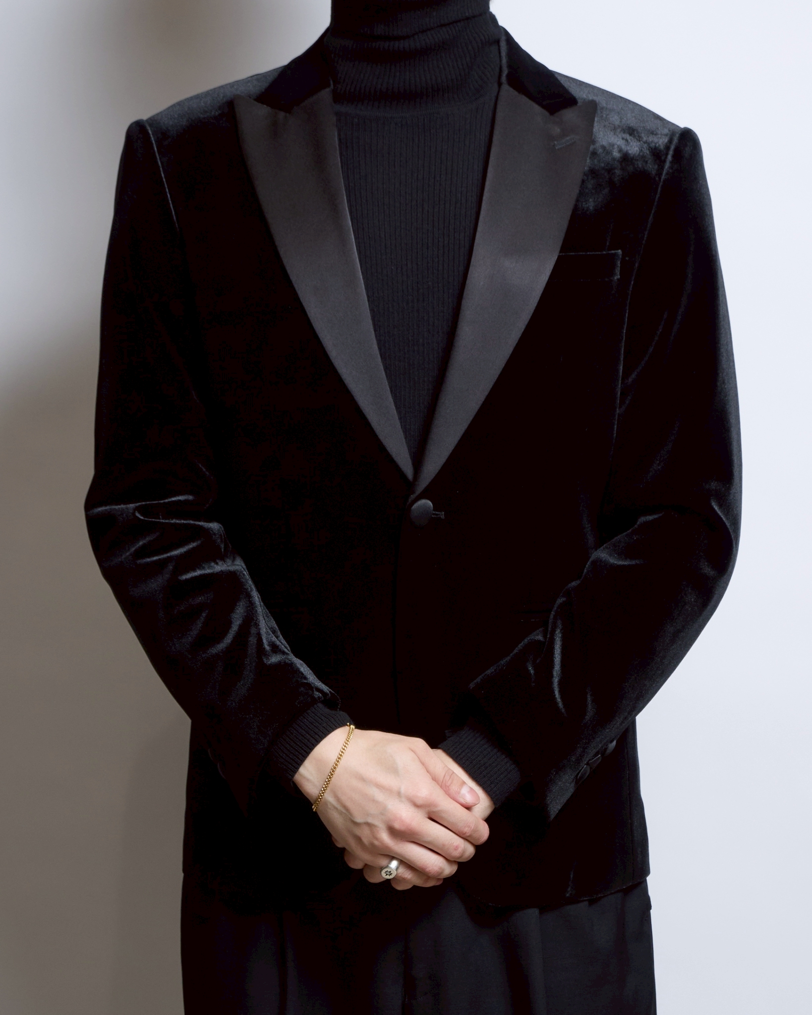 ブラックベロアシングルジャケット、襟クロサテンピークドラペル