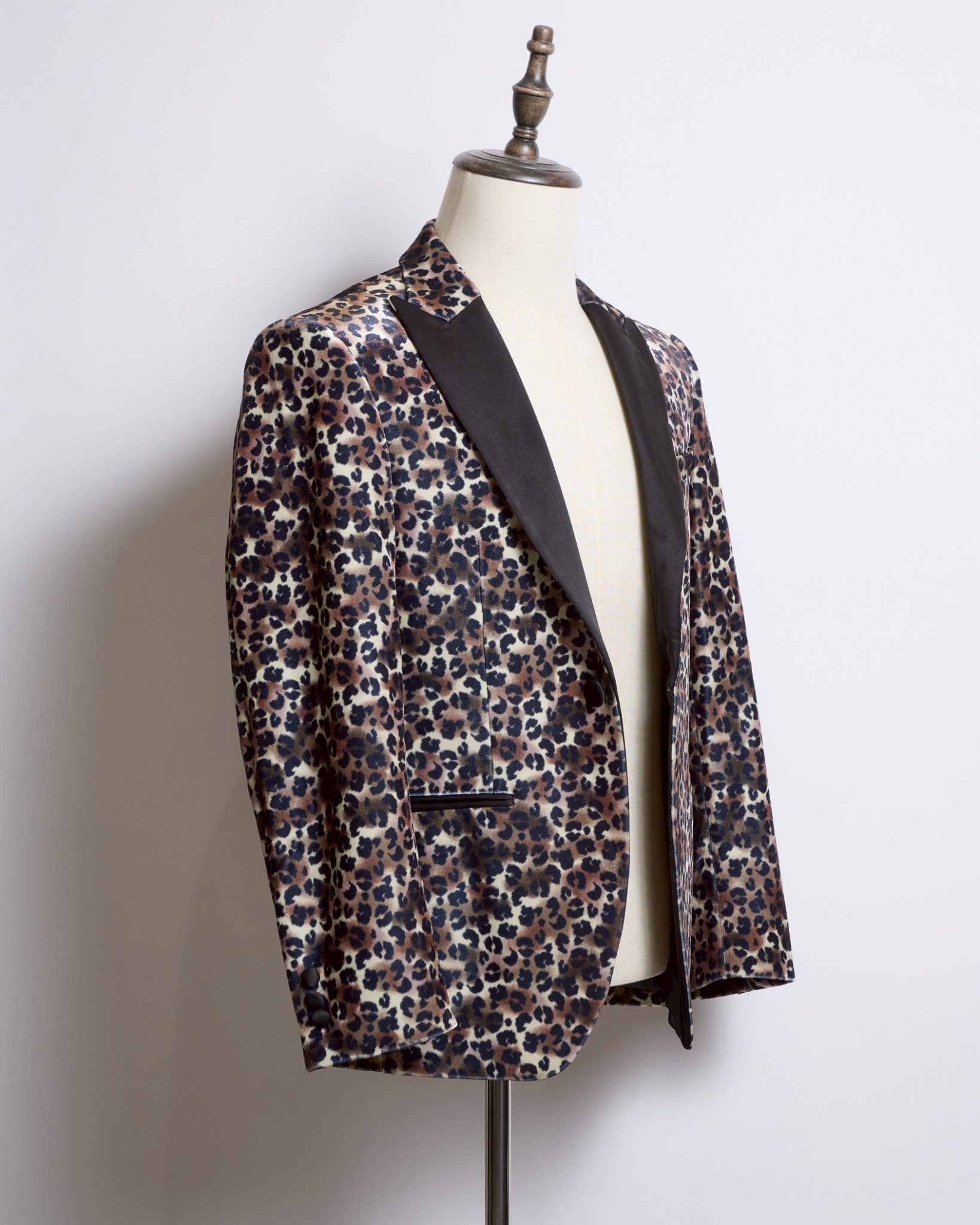 レオパードベロアシングルタキシード、レオパード柄細かめ、襟ブラックサテンピークドラペル