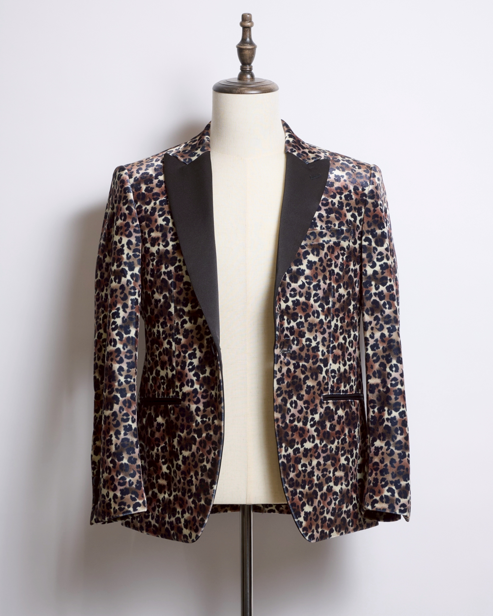 レオパードベロアシングルタキシード、レオパード柄細かめ、襟ブラックサテンピークドラペル
