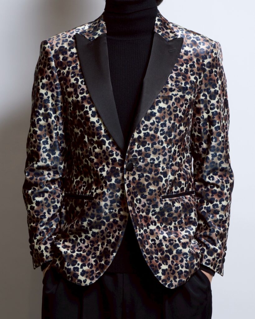 レオパードベロアシングルタキシード、レオパード柄細かめ、襟ブラックサテンピークドラペル