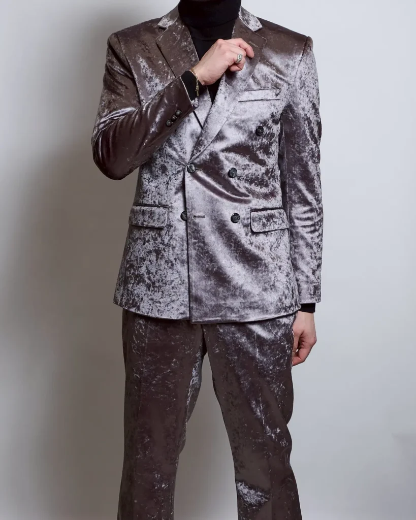 クラッシュベロア、グレージュ、ダブルブレスト、ノッチドラペルスーツ、フレアパンツ