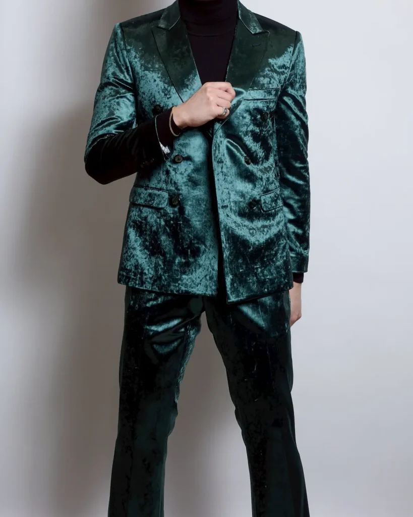 グリーンベロア、ダブルセットアップスーツ、フレアデザイン、クラッシュベロア